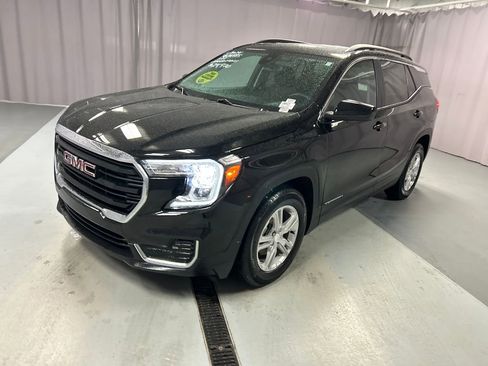 Used 2024 GMC Terrain SLE w/ Driver Convenience Package FWD image 3