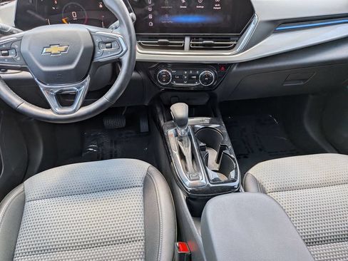 Used 2025 Chevrolet Trax LT w/ LT Convenience Package FWD image 22