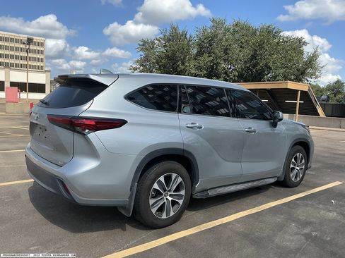 Used 2022 Toyota Highlander XLE FWD image 6