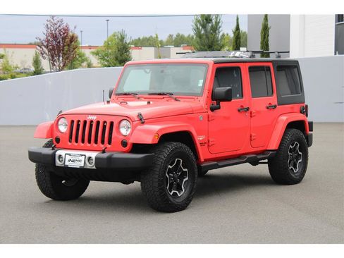 Used 2013 Jeep Wrangler Unlimited Sahara w/ Connectivity Group AWD/4WD image 1