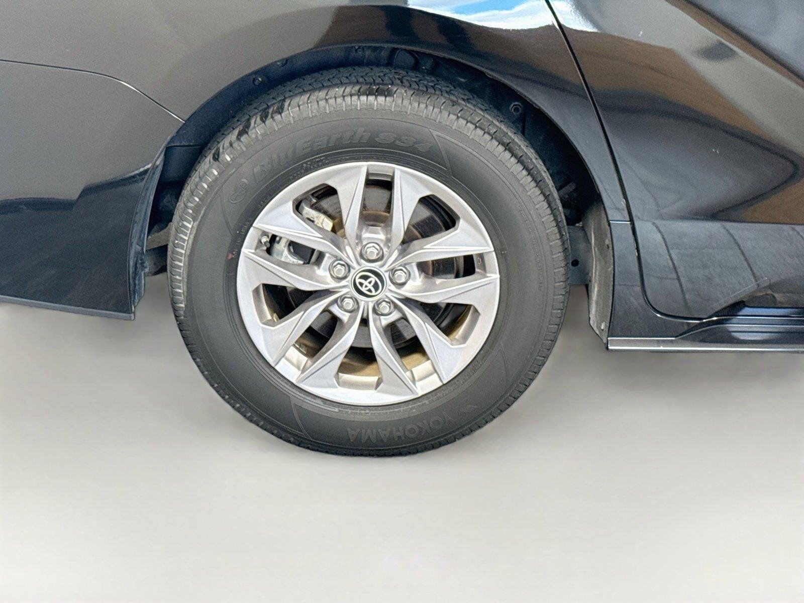 Used 2025 Toyota Sienna LE FWD image 40