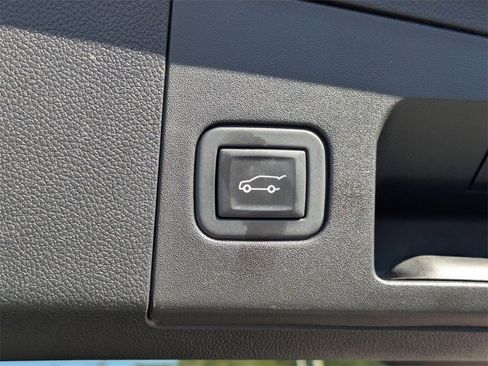 Used 2023 Cadillac XT4 Premium Luxury image 11