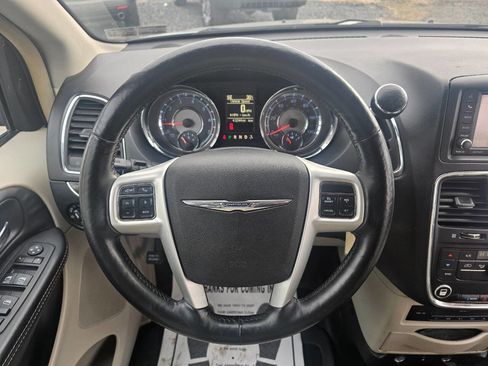 Used 2014 Chrysler Town & Country Touring-L w/ Driver Convenience Group image 10