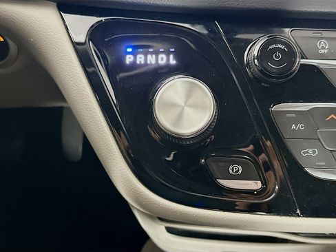 Used 2022 Chrysler Pacifica Touring-L image 24