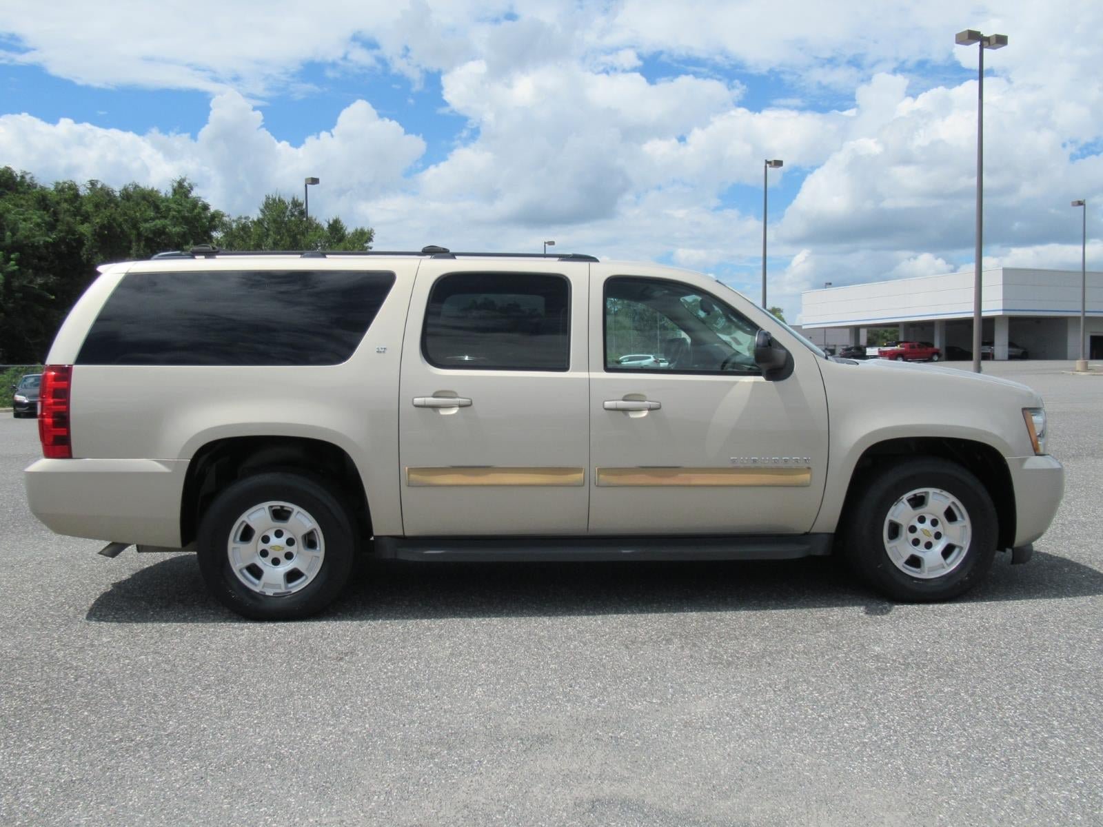 Used 2011 Chevrolet Suburban LT RWD image 2