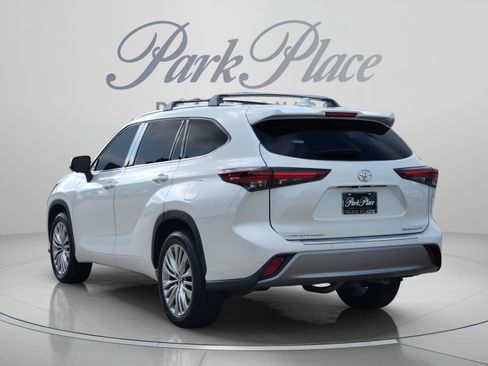 Used 2024 Toyota Highlander Platinum FWD image 3