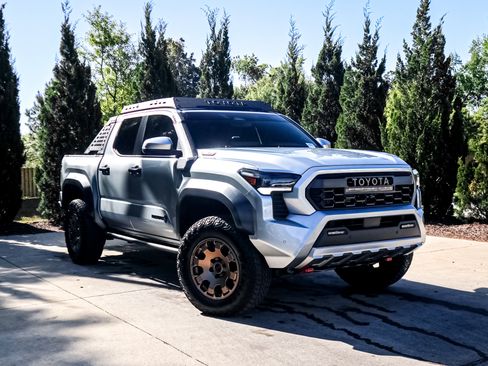 Used 2025 Toyota Tacoma 4x4 Double Cab Hybrid image 2