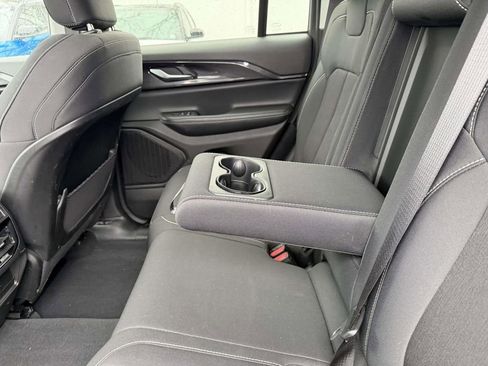 Used 2023 Jeep Grand Cherokee Laredo AWD/4WD image 20