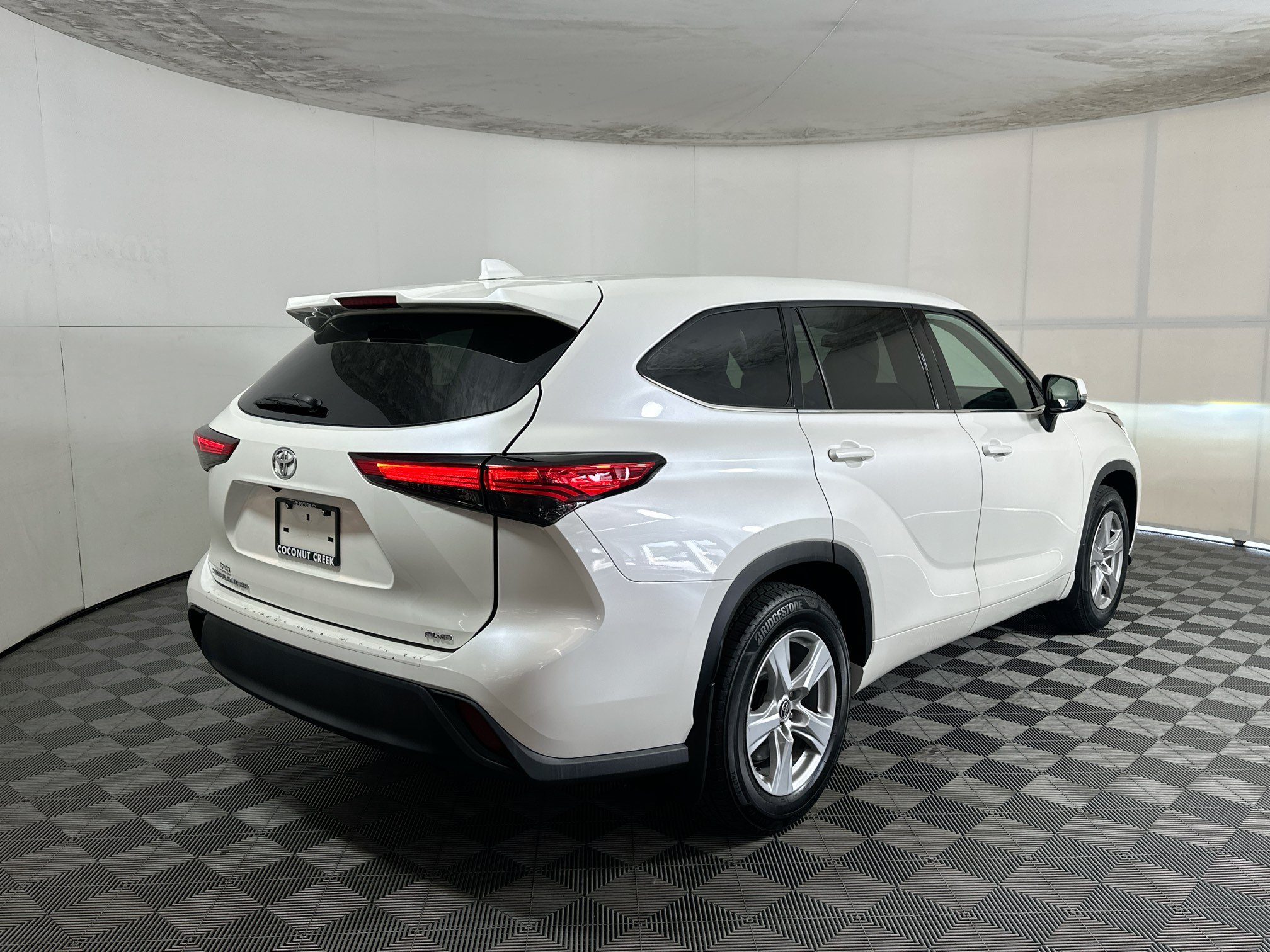 Used 2021 Toyota Highlander L AWD/4WD image 3