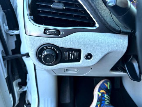 Used 2019 Jeep Cherokee Limited image 16