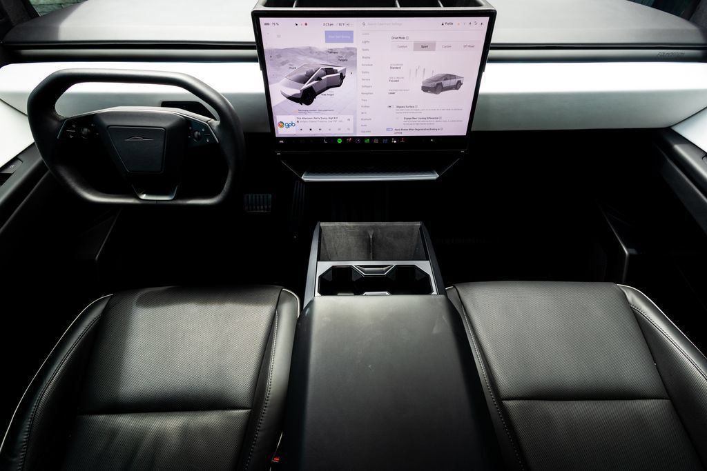 Used 2024 Tesla Cybertruck AWD Crew Cab image 33