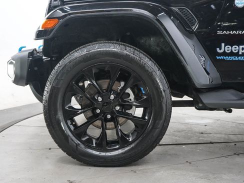 Used 2022 Jeep Wrangler Unlimited Sahara w/ Cold Weather Group AWD/4WD image 29