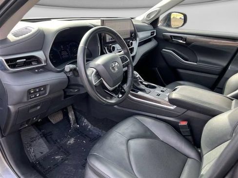 Used 2024 Toyota Highlander Platinum AWD/4WD image 12