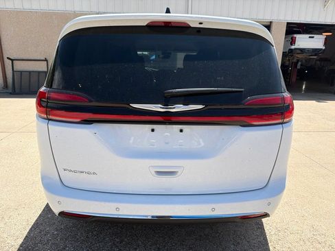 Used 2024 Chrysler Pacifica Touring-L FWD image 4