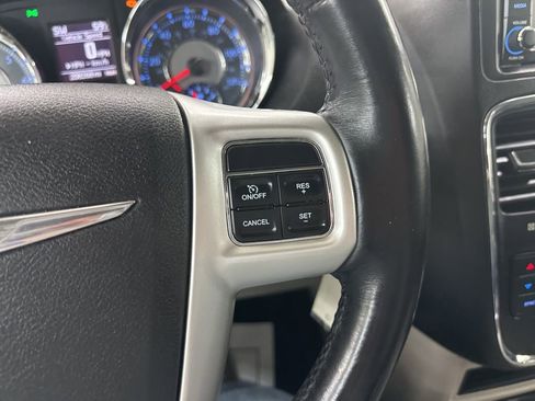 Used 2016 Chrysler Town & Country Touring FWD image 36