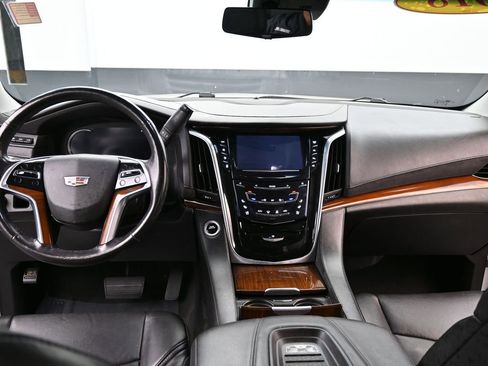 Used 2018 Cadillac Escalade Luxury image 9
