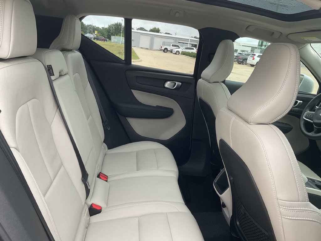 Used 2020 Volvo XC40 T4 Momentum FWD image 18