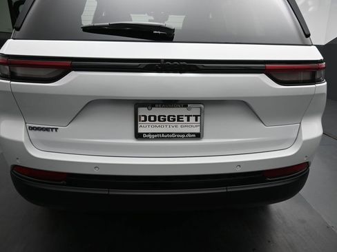 New 2025 Jeep Grand Cherokee Altitude image 10