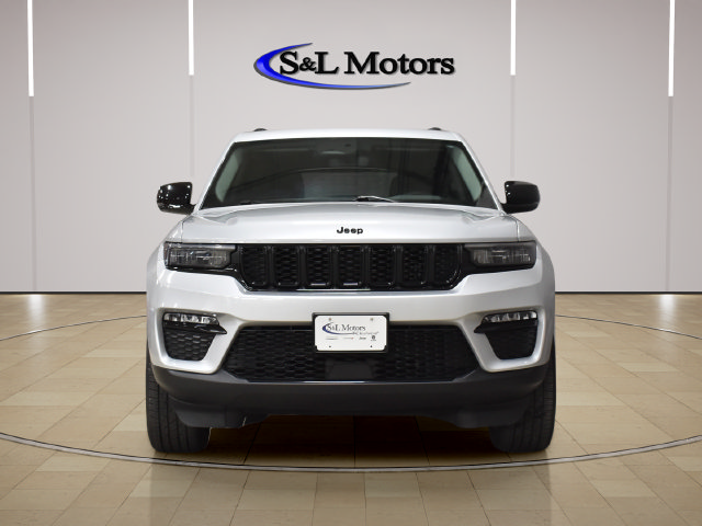 Used 2023 Jeep Grand Cherokee Limited w/ Black Appearance Package AWD/4WD image 2