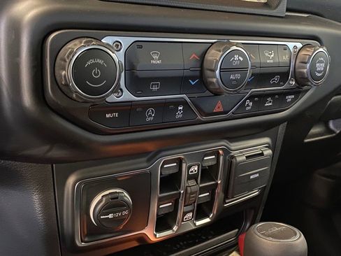 Used 2022 Jeep Gladiator Overland image 32