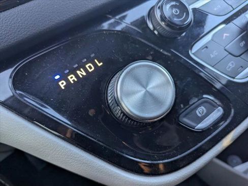 Used 2024 Chrysler Pacifica Touring-L FWD image 10