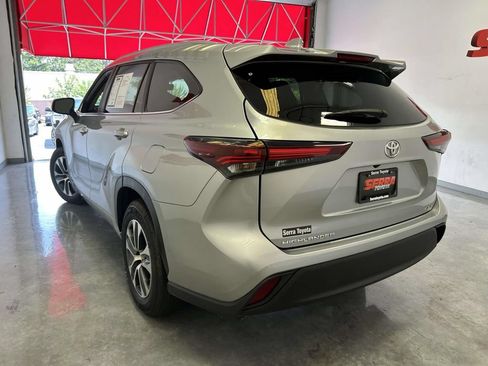 Used 2024 Toyota Highlander XLE FWD image 5
