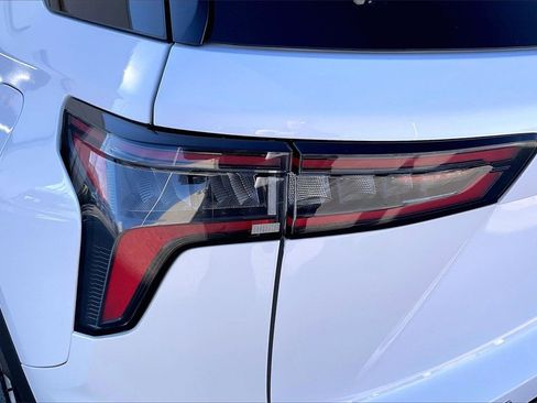 Used 2025 Chevrolet Equinox LT w/ Convenience Package II image 29