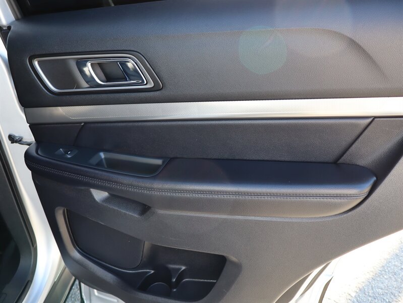Used 2018 Ford Explorer XLT w/ Equipment Group 201A AWD/4WD image 13