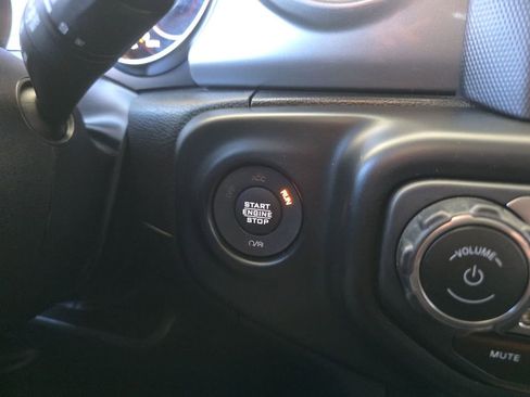 Used 2022 Jeep Wrangler Unlimited Sahara AWD/4WD image 17
