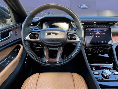 Used 2025 Jeep Grand Cherokee Summit w/ MOPAR Finishing Package image 8