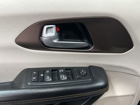 Used 2017 Chrysler Pacifica Touring-L FWD image 17