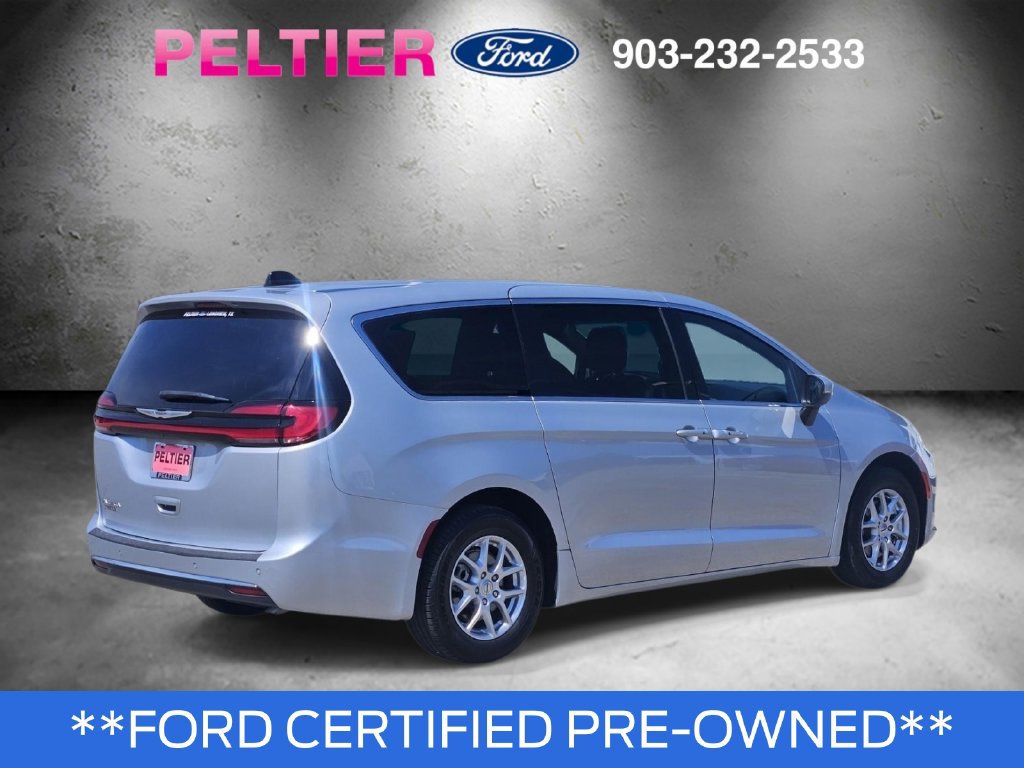 Used 2023 Chrysler Pacifica Touring FWD image 4