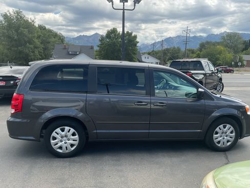 Used 2017 Dodge Grand Caravan SE w/ UConnect Hands-Free Group FWD image 5