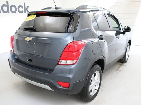 Used 2022 Chevrolet Trax LT w/ LT Convenience Package image 9