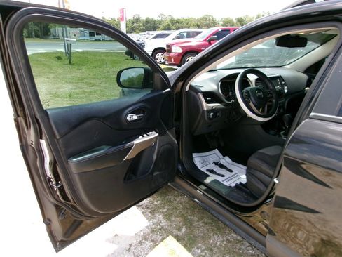 Used 2017 Jeep Cherokee Sport FWD image 13