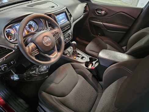 Used 2020 Jeep Cherokee Latitude image 2