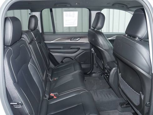 Used 2023 Jeep Grand Cherokee Limited w/ Black Appearance Package AWD/4WD image 26