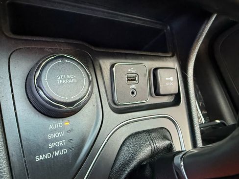 Used 2019 Jeep Cherokee Latitude Plus image 31