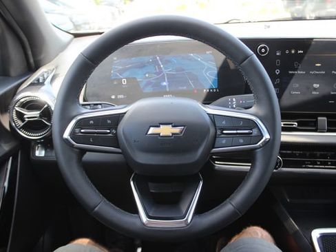 Used 2025 Chevrolet Equinox LT FWD image 13