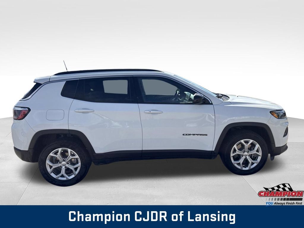 Used 2024 Jeep Compass Latitude AWD/4WD image 9