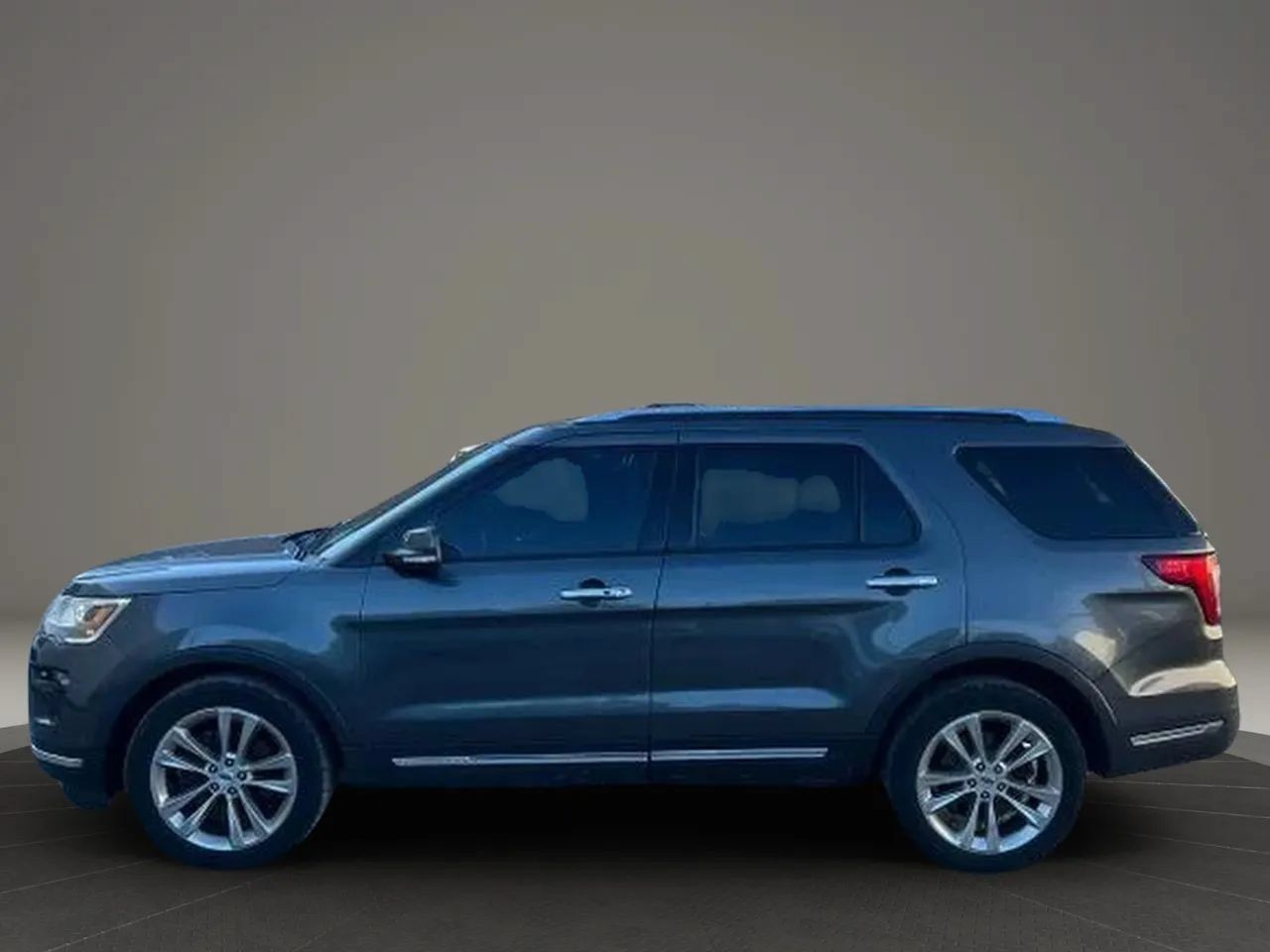 Used 2018 Ford Explorer Limited w/ Equipment Group 301A AWD/4WD image 2