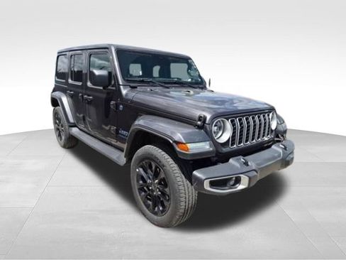 Used 2025 Jeep Wrangler Unlimited Sahara AWD/4WD image 4