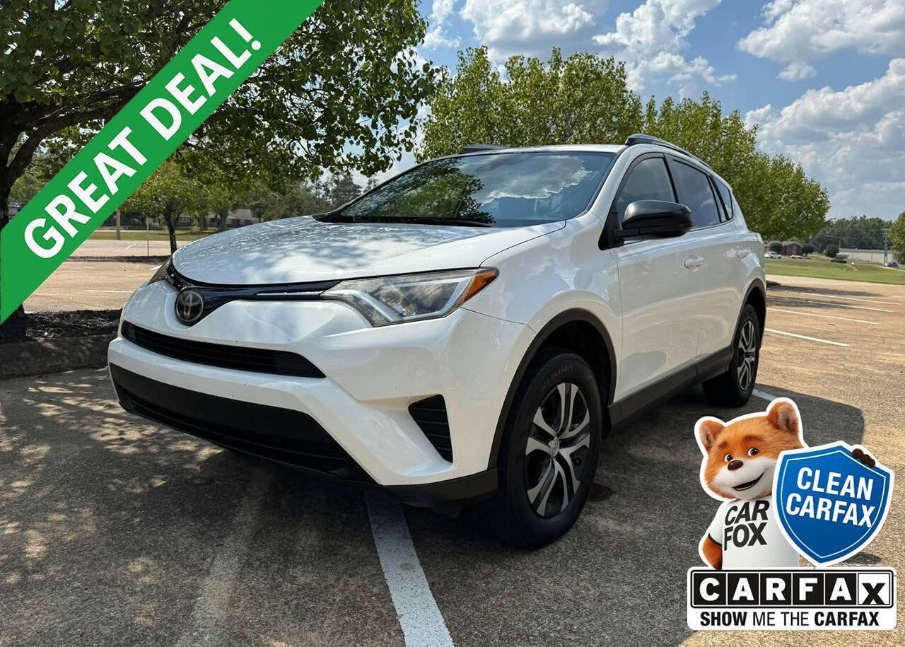 Used 2018 Toyota RAV4 LE FWD image 1