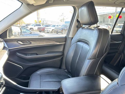 Used 2022 Jeep Grand Cherokee Limited image 15