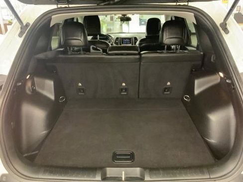 Used 2019 Jeep Cherokee Latitude Plus AWD/4WD image 33