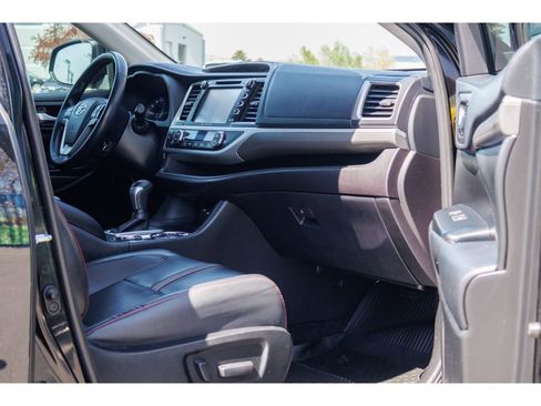 Used 2019 Toyota Highlander SE w/ Nightshade Edition AWD/4WD image 10
