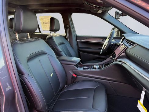 New 2025 Jeep Grand Cherokee Limited image 18