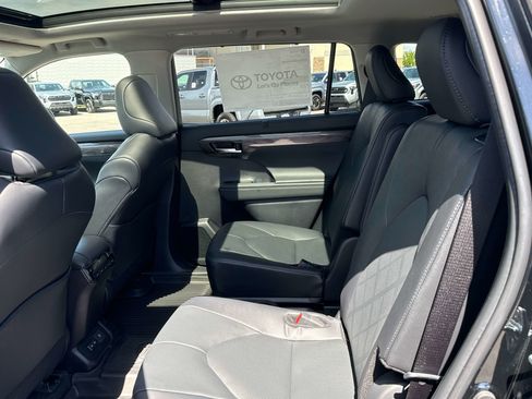 New 2026 Toyota Highlander Platinum AWD/4WD image 10