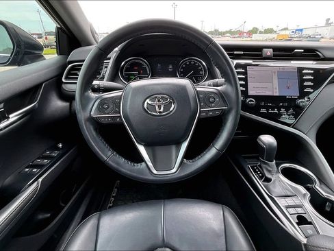 Used 2020 Toyota Camry XLE w/ Sunroof Package FWD image 5