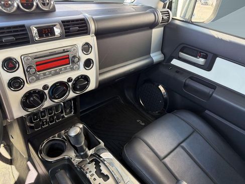 Used 2014 Toyota FJ Cruiser 4WD w/ Upgrade Package image 24